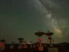 Astronomen entdecken neue Radiogalaxie J0011+3217 mit einzigartiger Struktur
